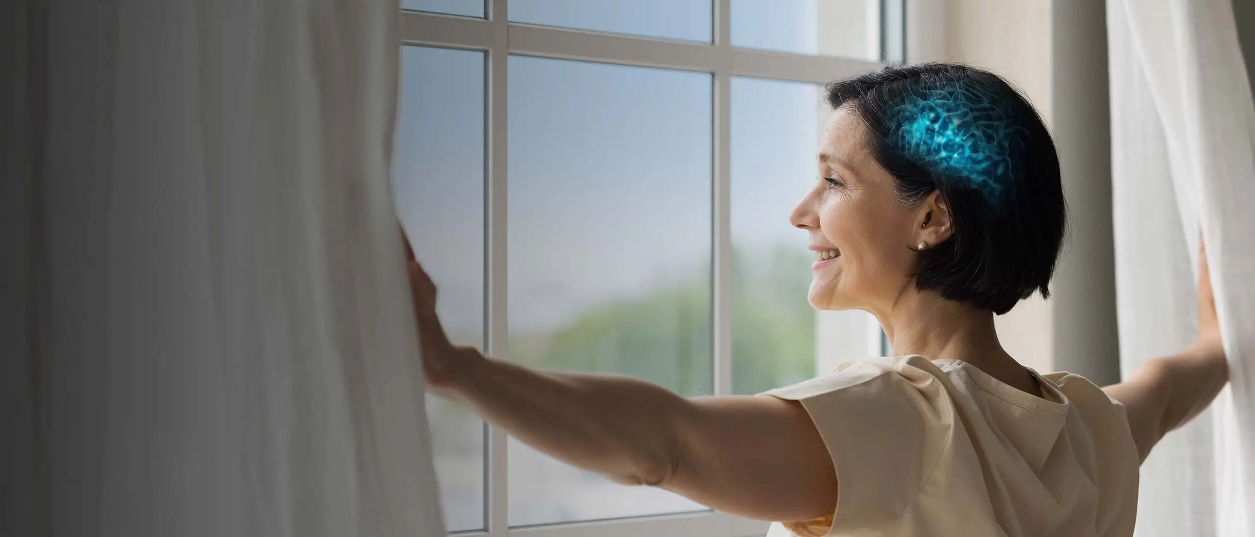 Mulher em perfil com visualização cerebral iluminada, representando a filosofia BrainHearing da Oticon
