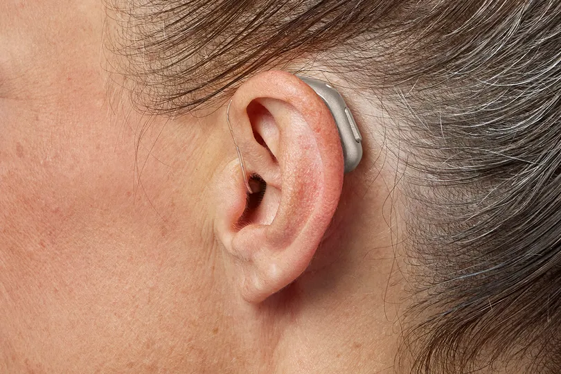 Close-up de aparelho auditivo intra-auricular Oticon