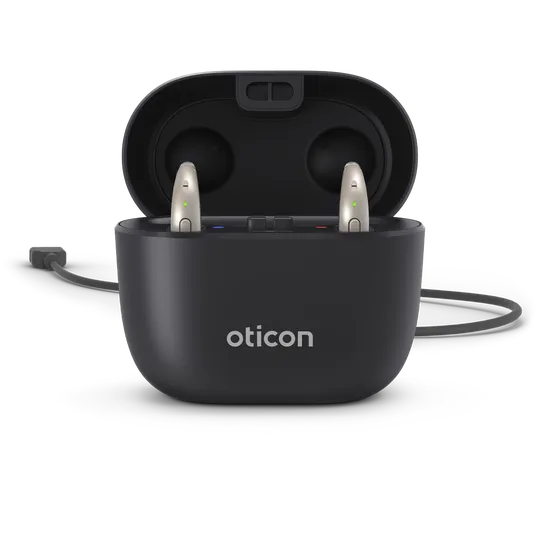 SmartCharger Oticon aberto de frente, com aparelho miniBTE e cabo